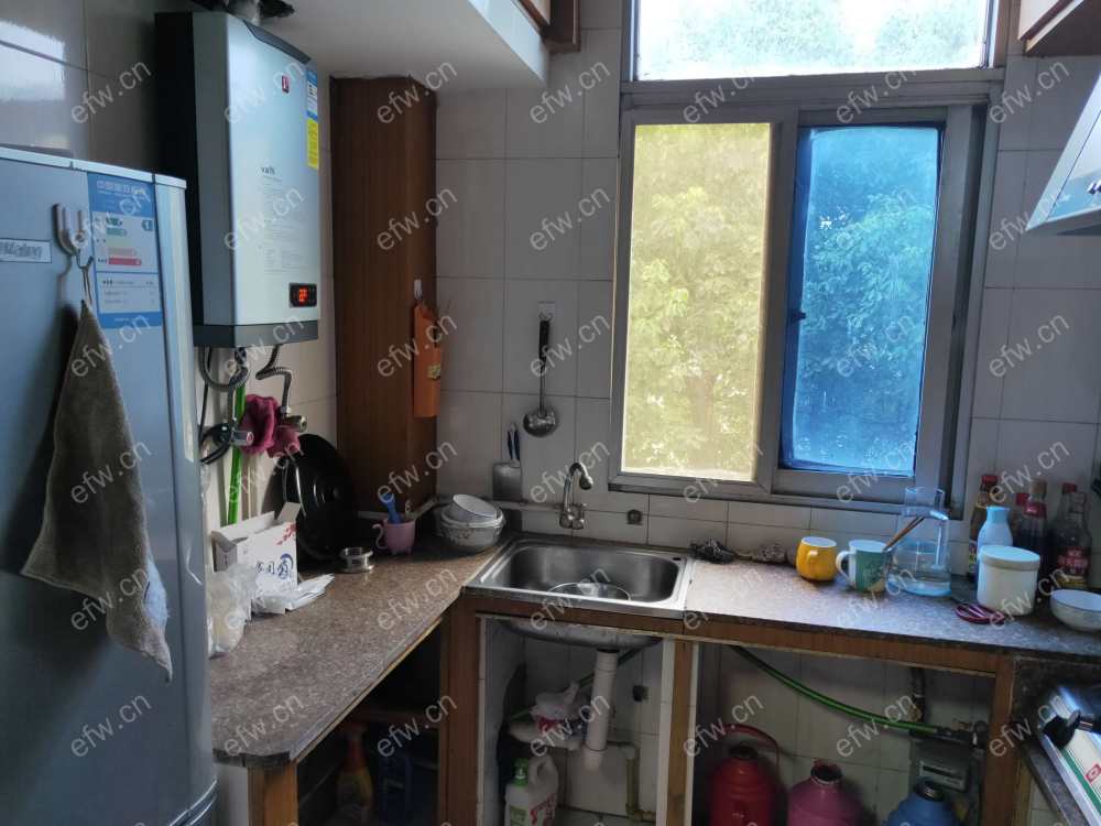 荣巷新村 3室1厅小区中间位置，一梯2户