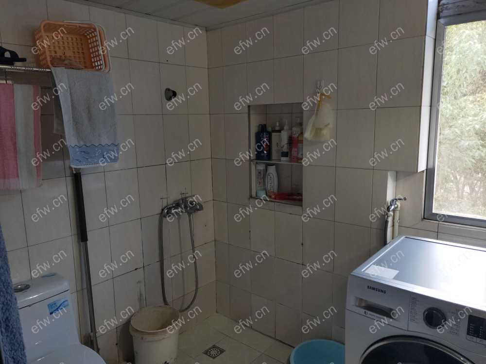 荣巷新村 3室1厅小区中间位置，一梯2户
