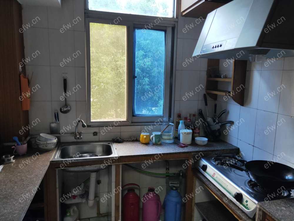 荣巷新村 3室1厅小区中间位置，一梯2户