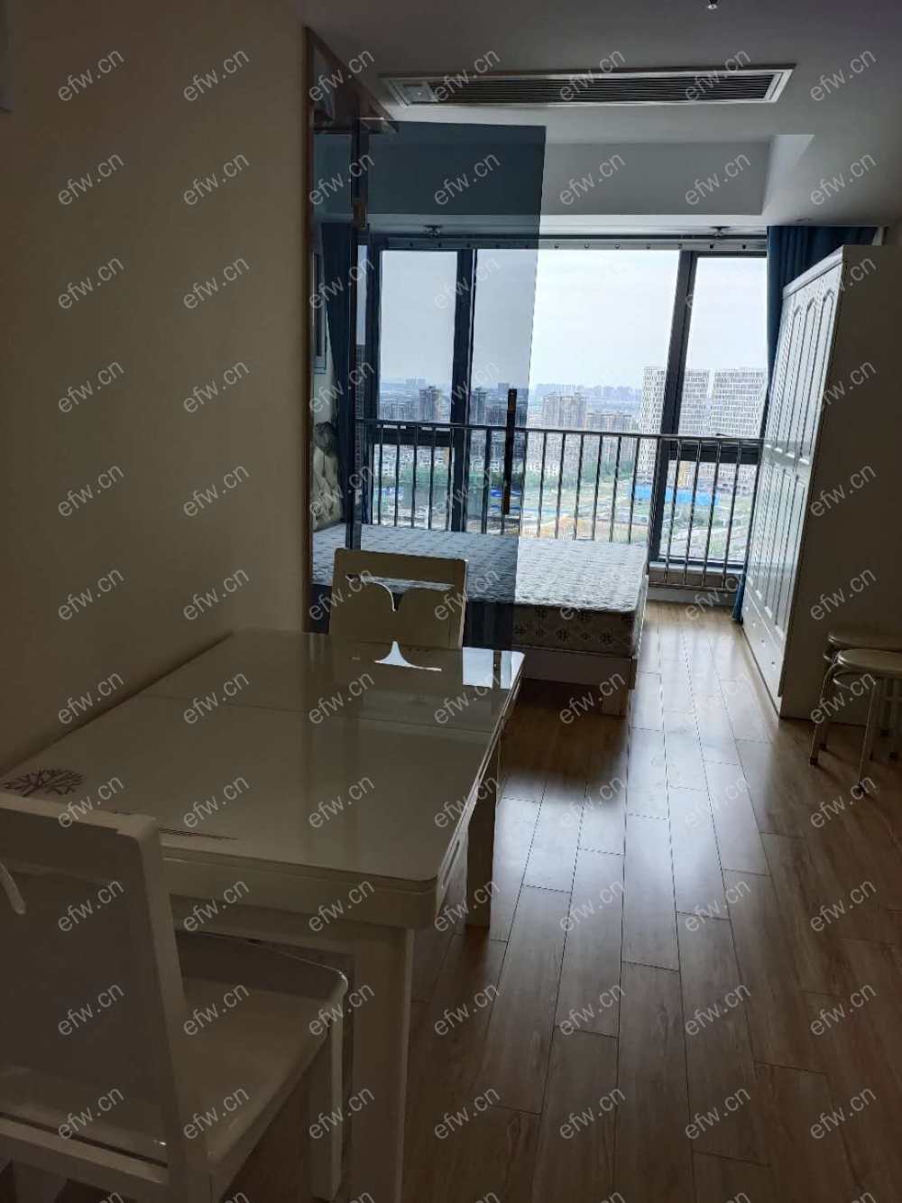 万荟城 1室1厅  月底出来