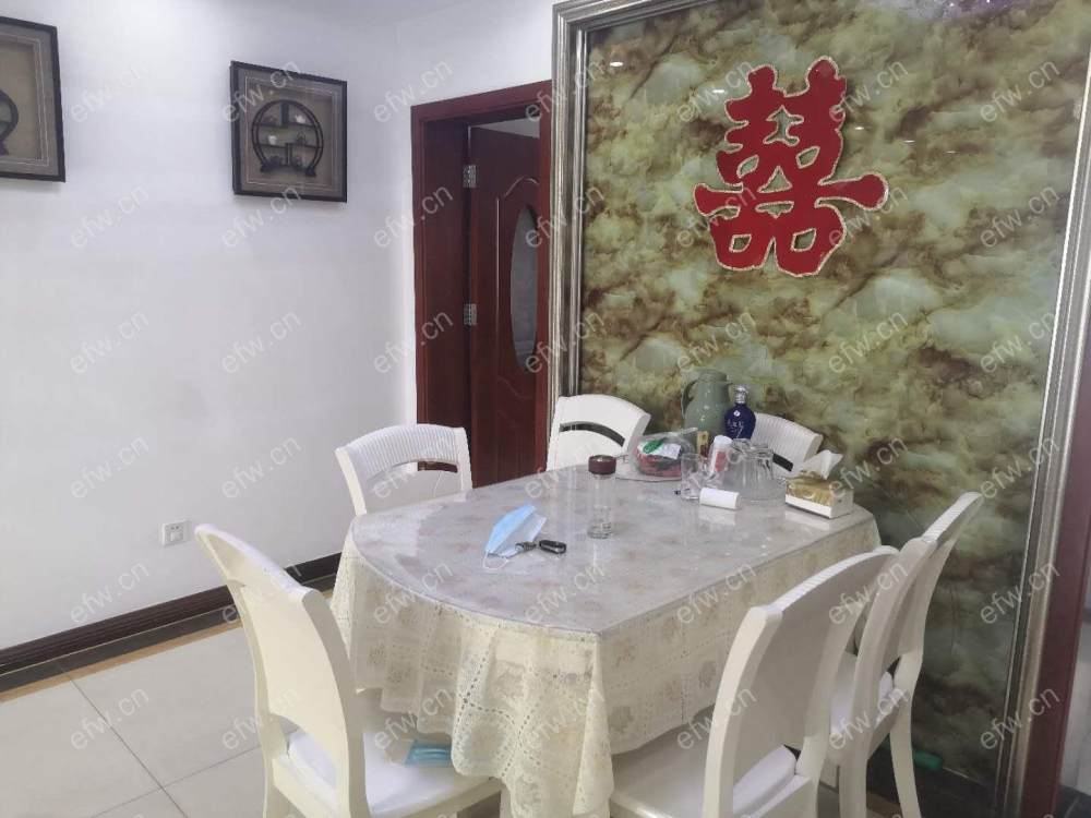 单价1.6万 市中心 地铁口 精装自住 飞机户型  三房二卫