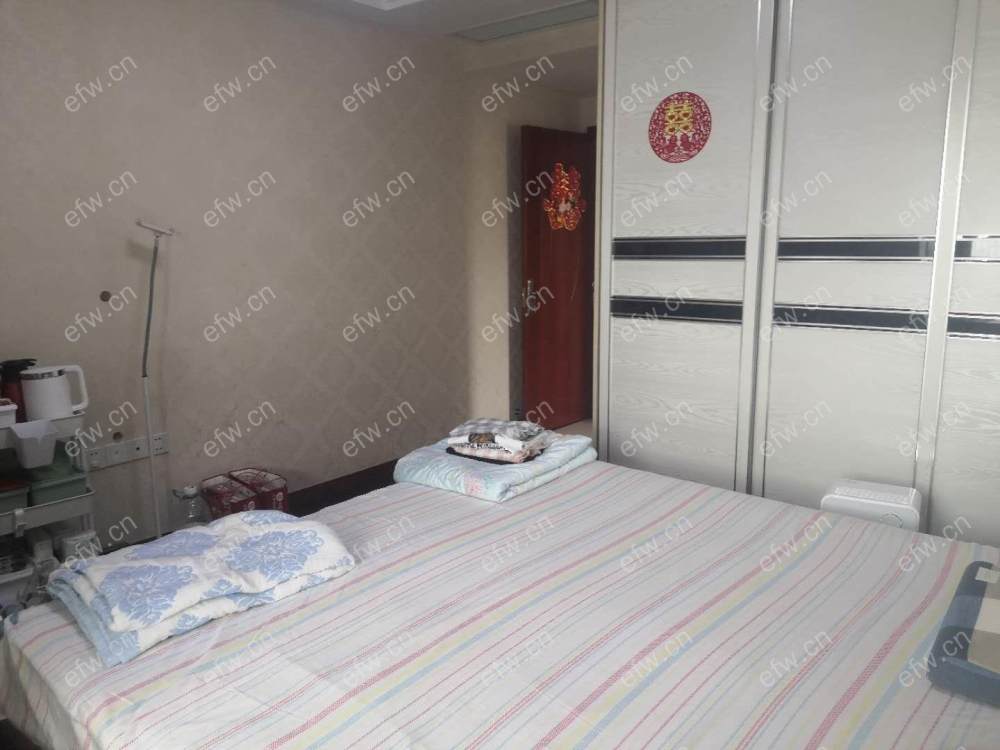 单价1.6万 市中心 地铁口 精装自住 飞机户型  三房二卫
