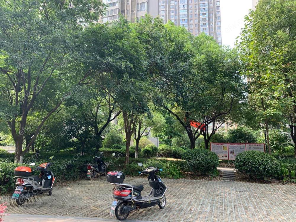 蔚蓝观邸位置好，环境优雅，129.90平米精装3房