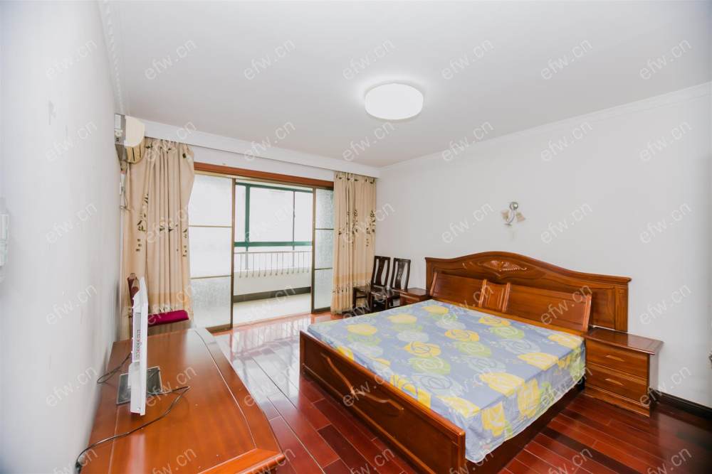临地铁口 village  通透room房 中间楼层