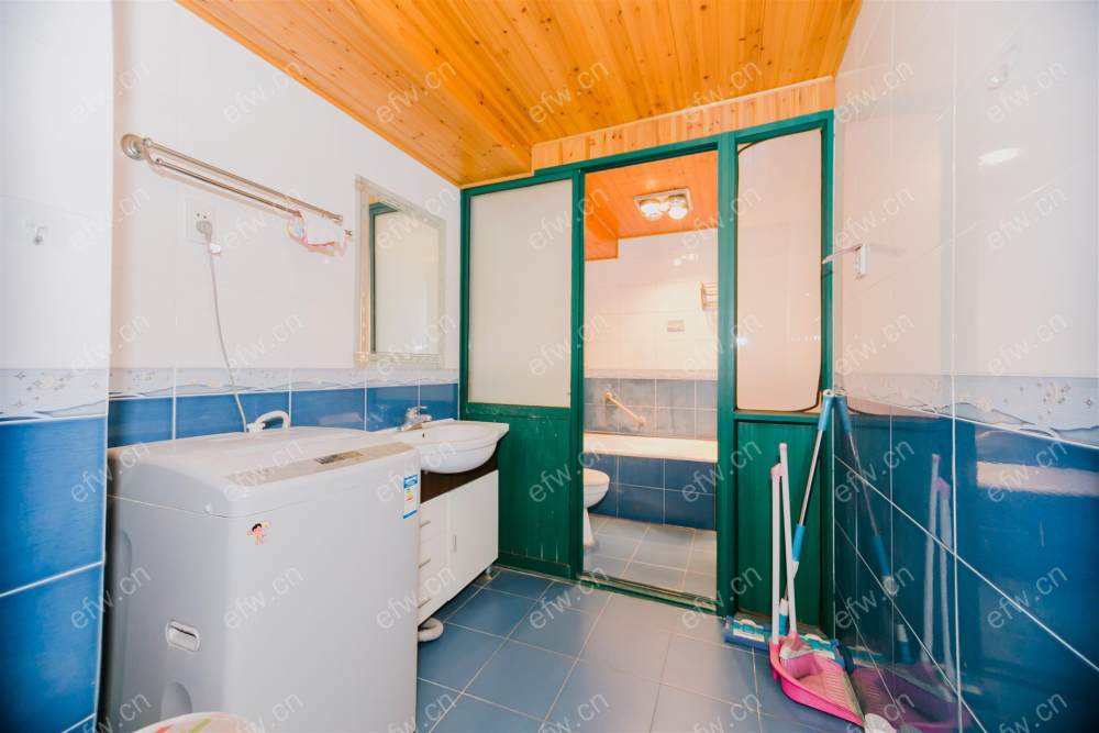 临地铁口 village  通透room房 中间楼层