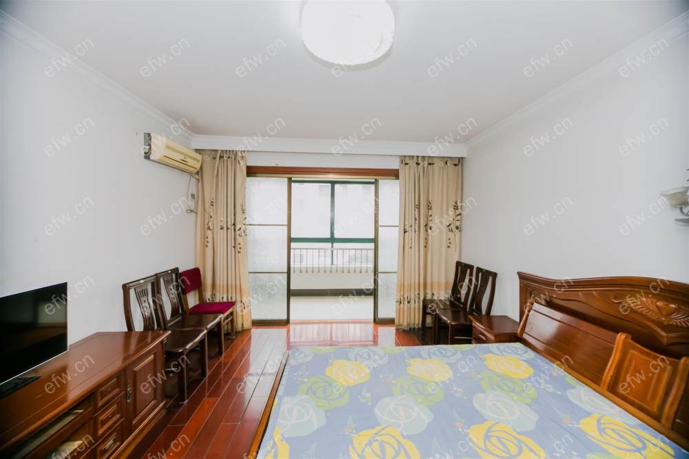 临地铁口 village  通透room房 中间楼层