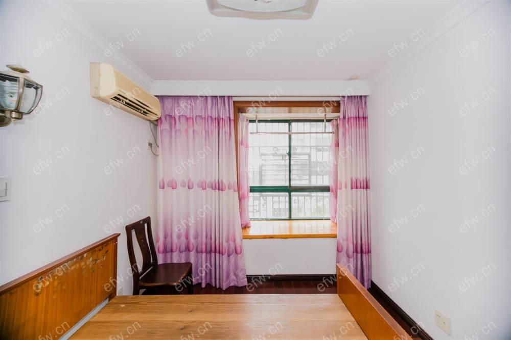 临地铁口 village  通透room房 中间楼层
