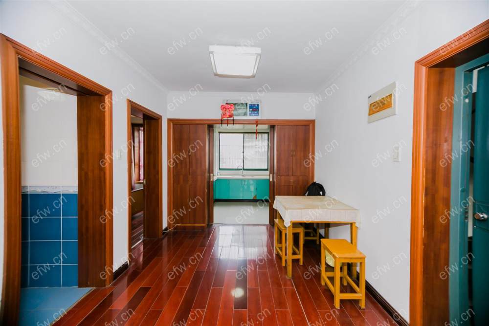 临地铁口 village  通透room房 中间楼层