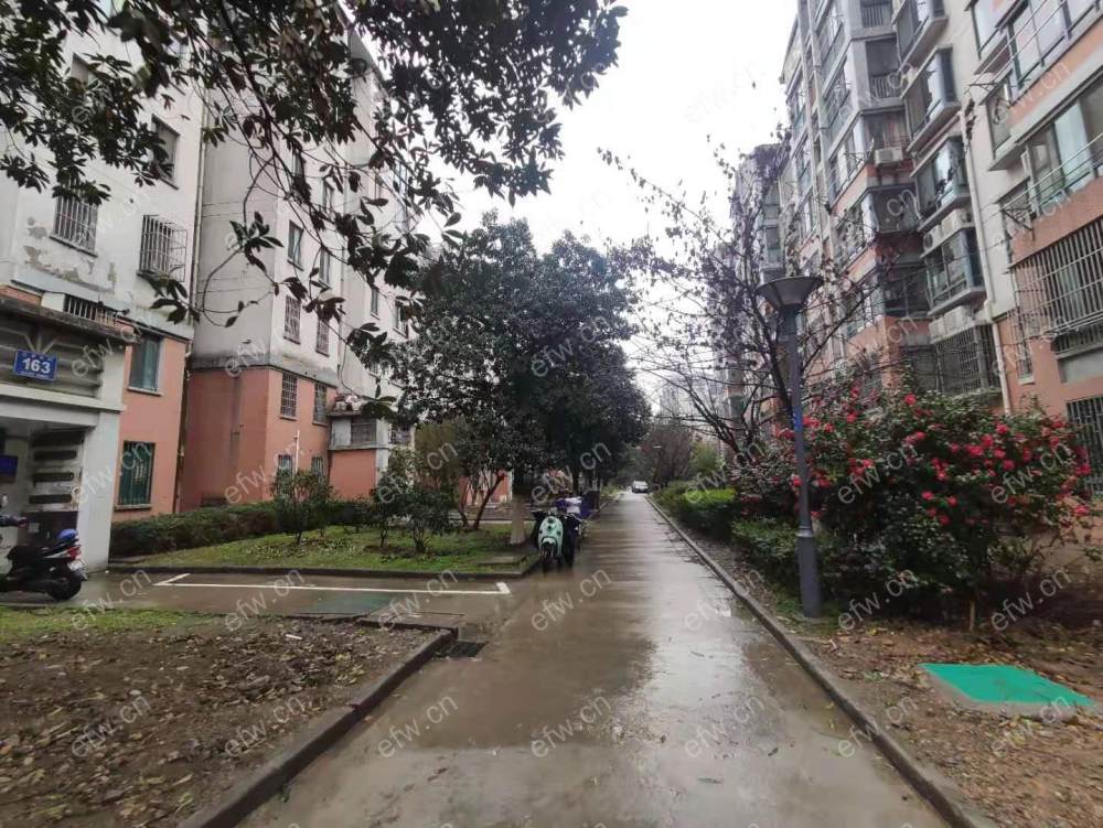 临地铁口 village  通透room房 中间楼层