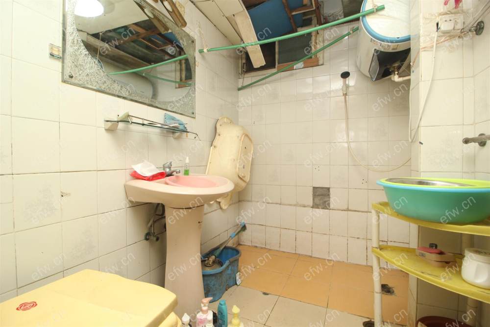 靖海新村 2室1厅顶楼看中价格可以谈