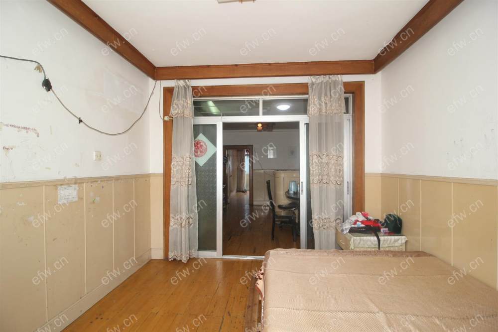 靖海新村 2室1厅顶楼看中价格可以谈