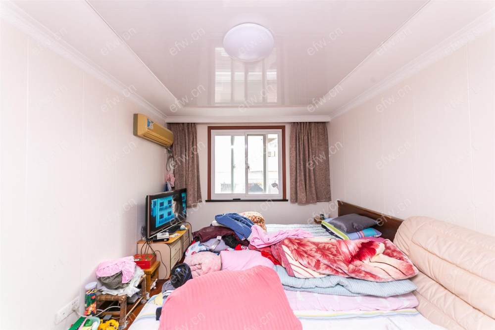 在店里当面都敢带走客户看房时还告诉客户他住三楼，关键她自己也没有房产证是二房东