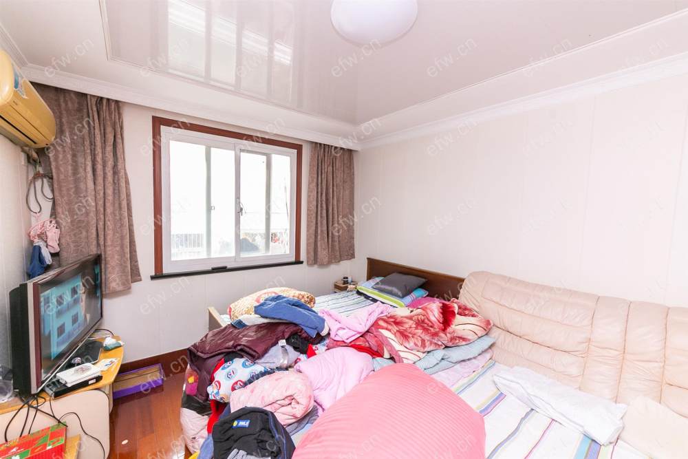 在店里当面都敢带走客户看房时还告诉客户他住三楼，关键她自己也没有房产证是二房东