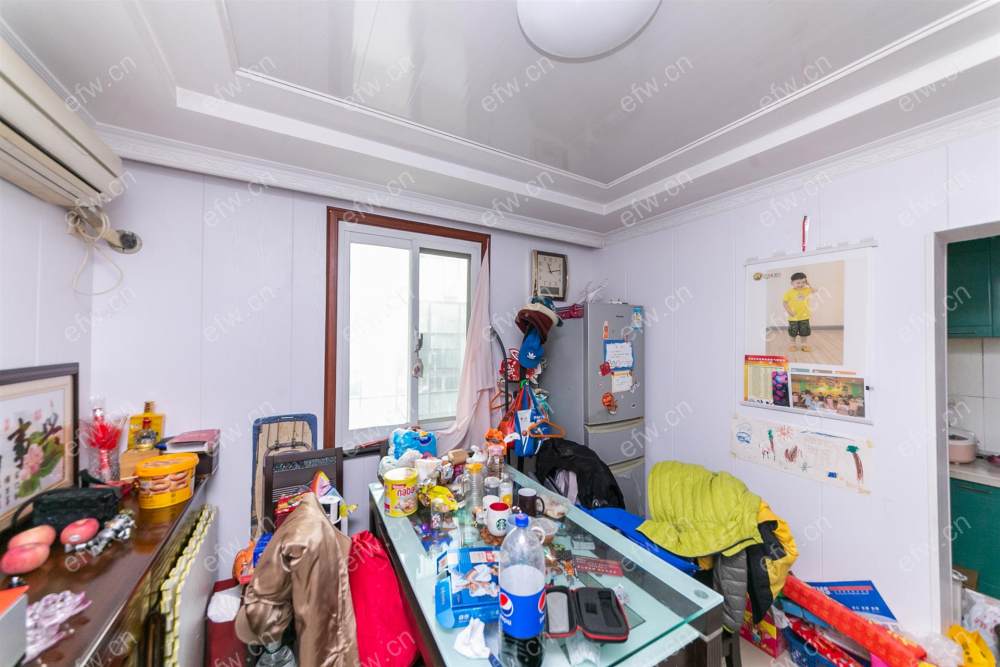 在店里当面都敢带走客户看房时还告诉客户他住三楼，关键她自己也没有房产证是二房东