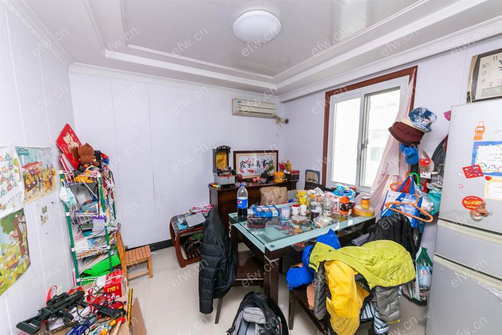 在店里当面都敢带走客户看房时还告诉客户他住三楼，关键她自己也没有房产证是二房东
