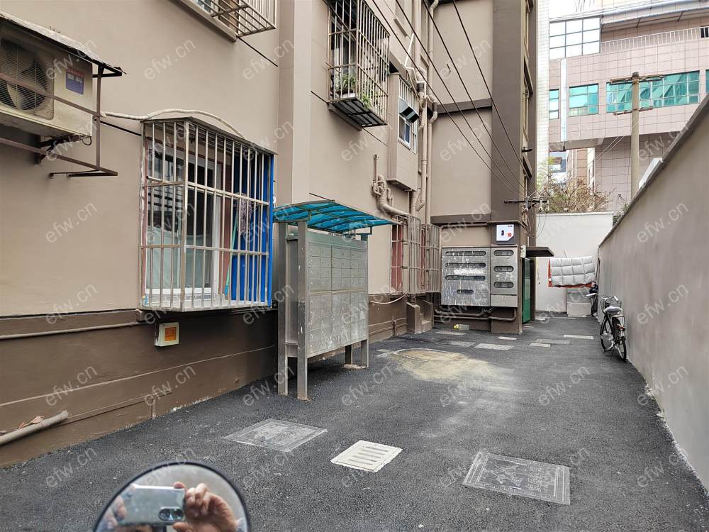 在店里当面都敢带走客户看房时还告诉客户他住三楼，关键她自己也没有房产证是二房东