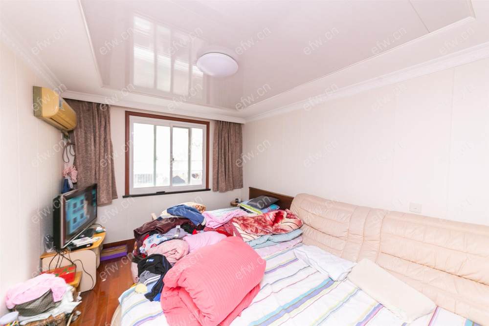 在店里当面都敢带走客户看房时还告诉客户他住三楼，关键她自己也没有房产证是二房东