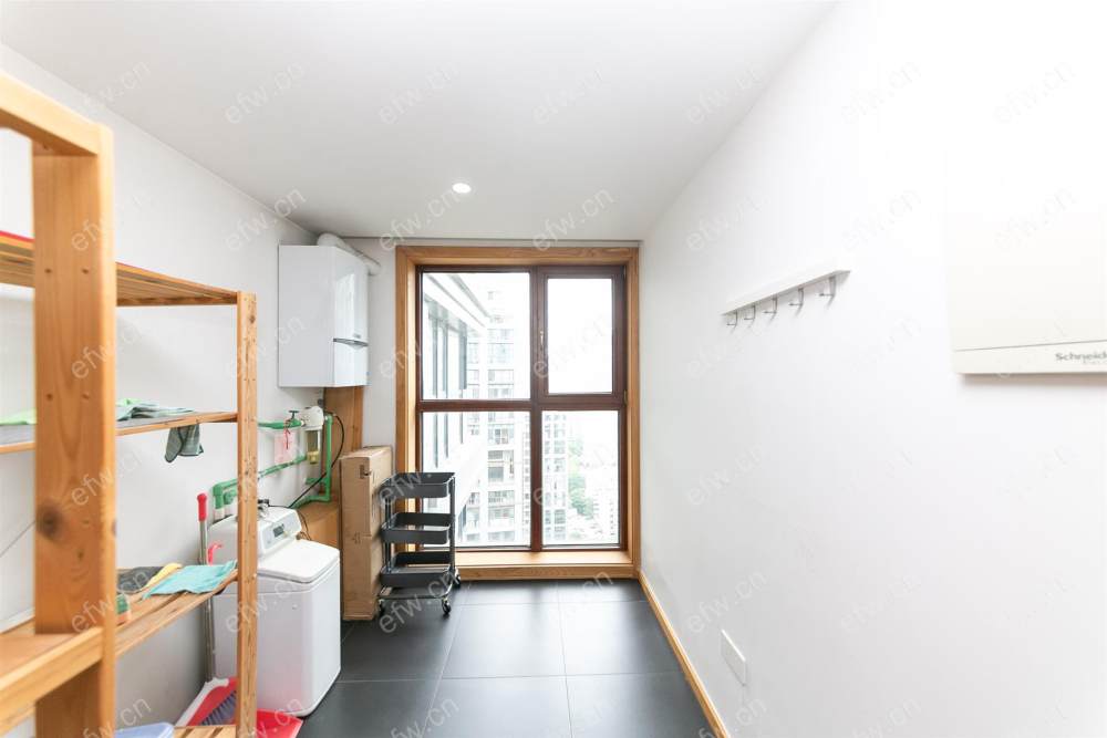 village 经典room房 东边户 全明 精装修！