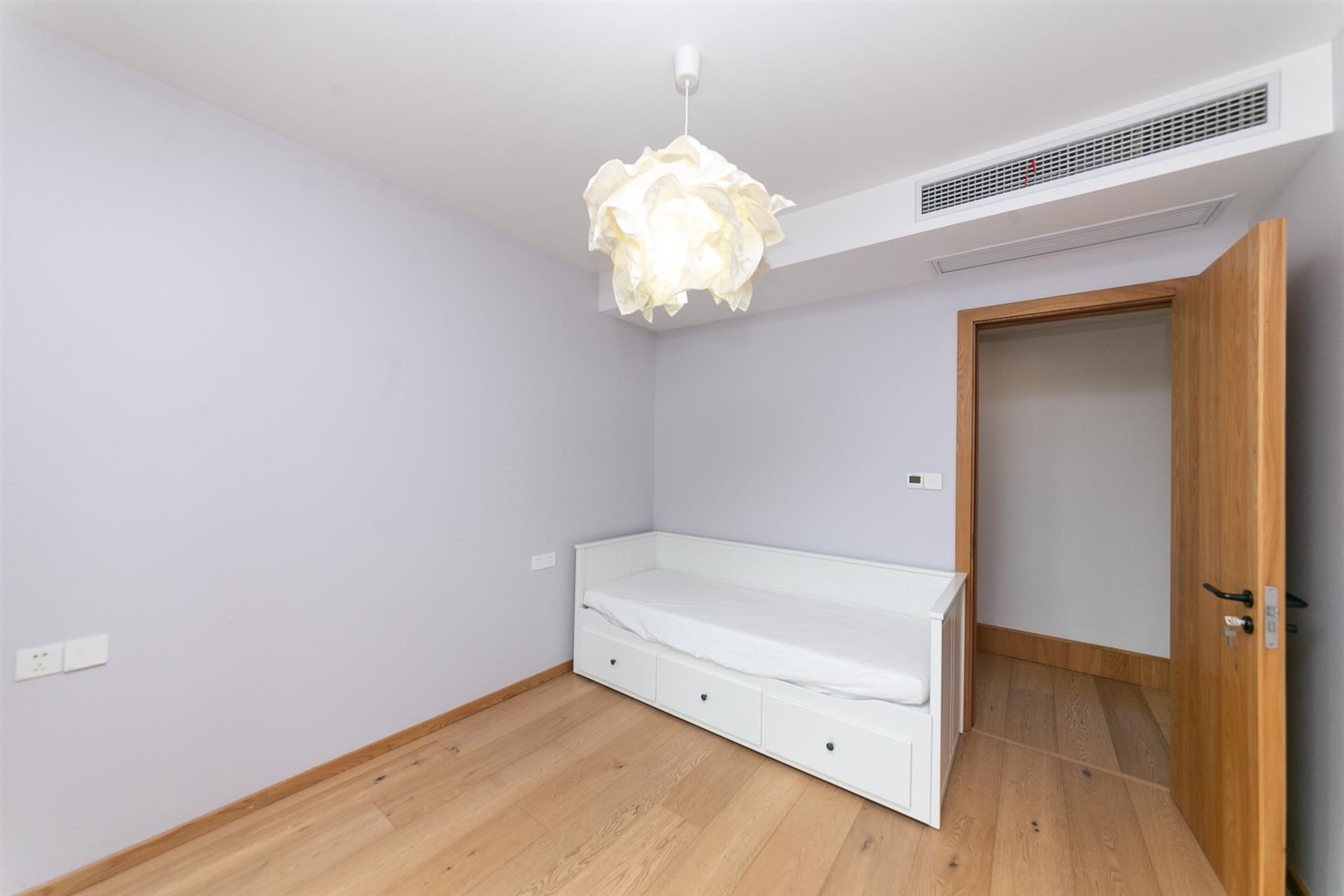 village 经典room房 东边户 全明 精装修！