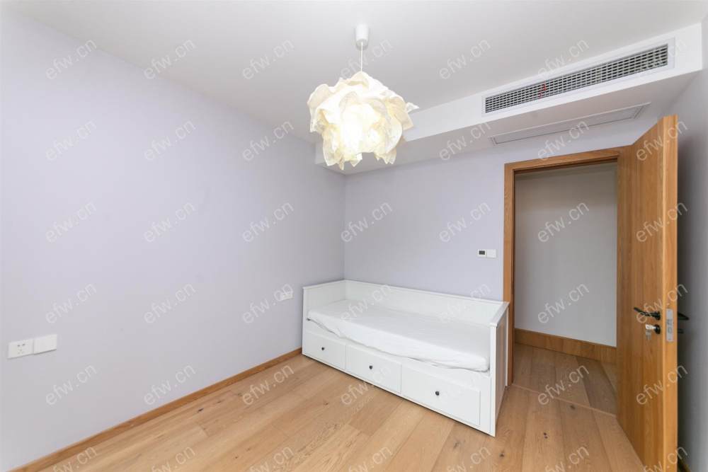 village 经典room房 东边户 全明 精装修！