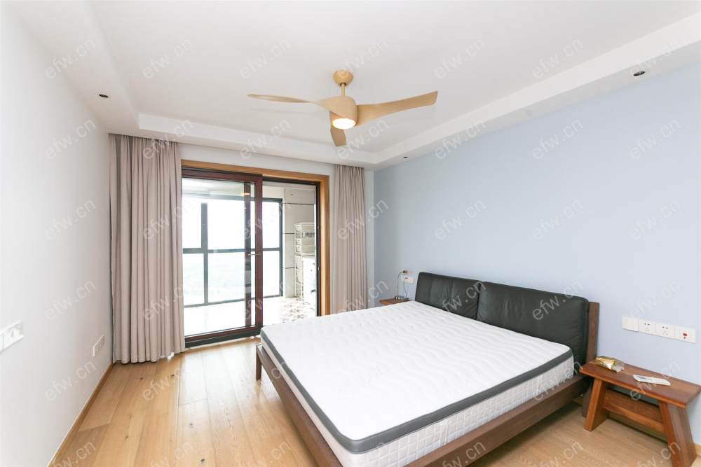 village 经典room房 东边户 全明 精装修！