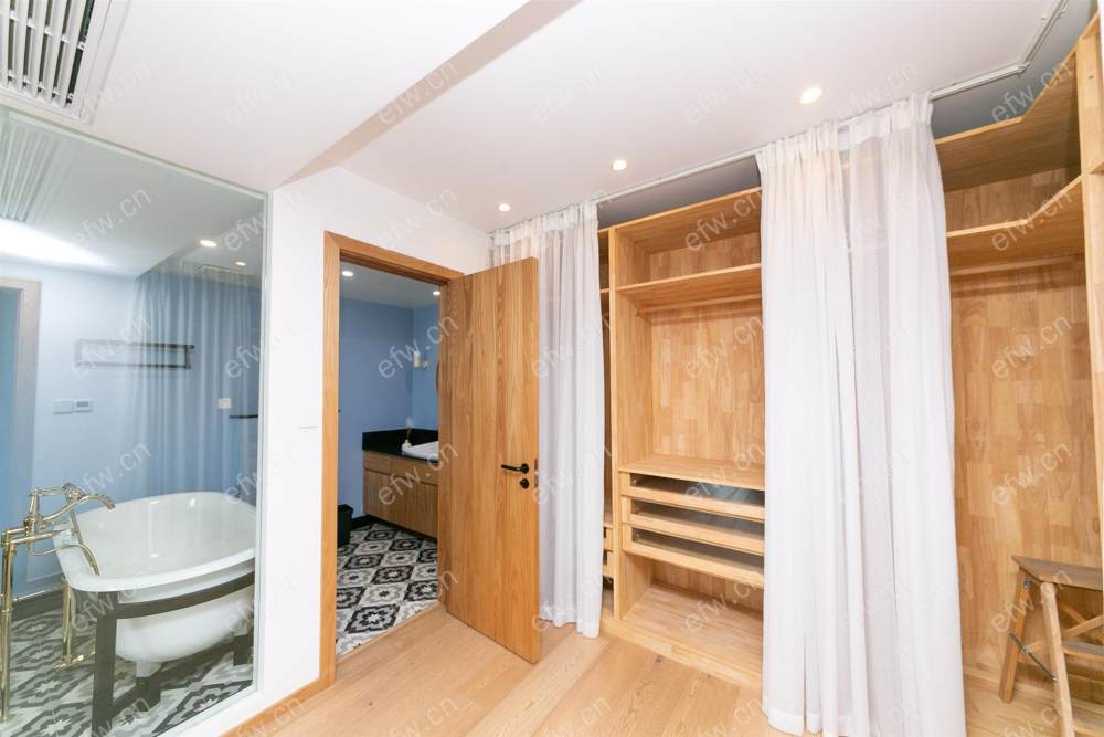 village 经典room房 东边户 全明 精装修！