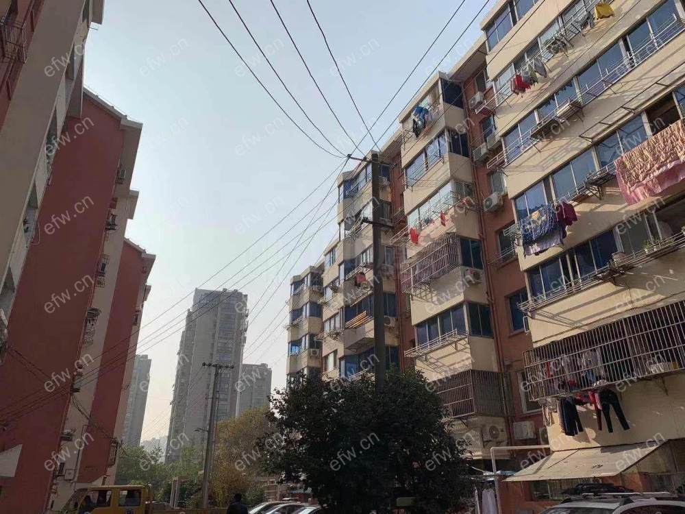 黄巷地铁口，靠近菜场，中间楼层，诚心出售