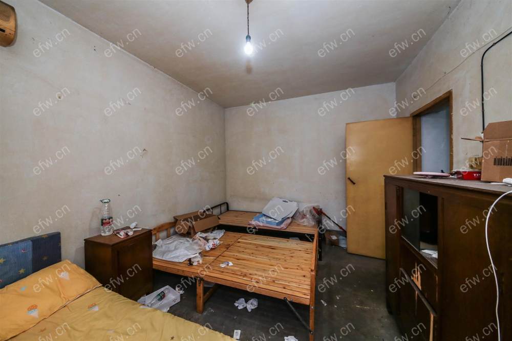 黄巷地铁口，靠近菜场，中间楼层，诚心出售