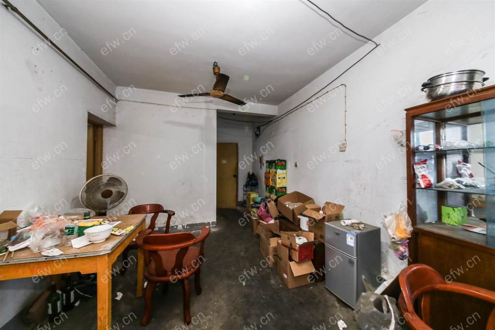 黄巷地铁口，靠近菜场，中间楼层，诚心出售