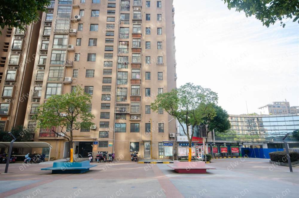 靠近地铁 在小区北门