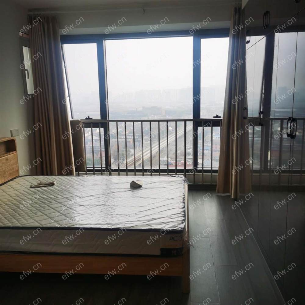 万荟城1 室1厅，全新家具家电。