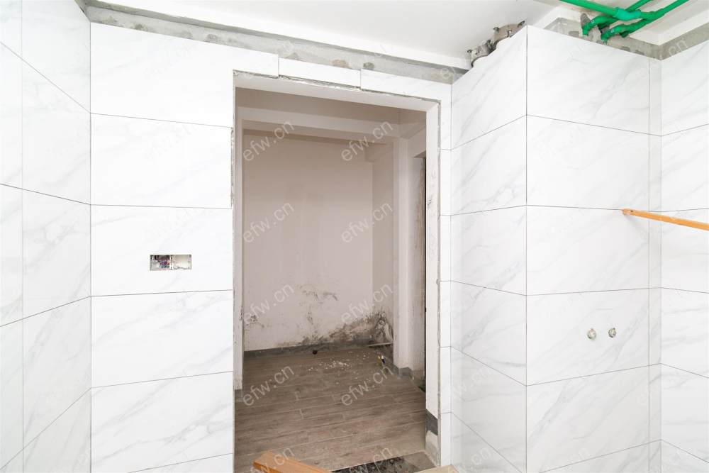 南师大附小路劲天御   纯毛坯四房   小区中间位置