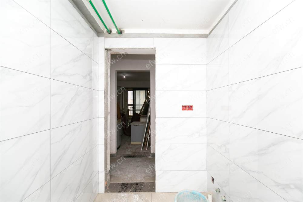南师大附小路劲天御   纯毛坯四房   小区中间位置