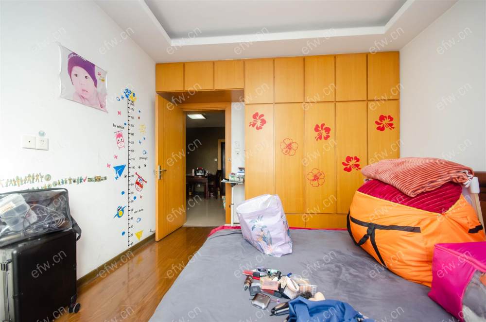 靠近地铁 在小区北门