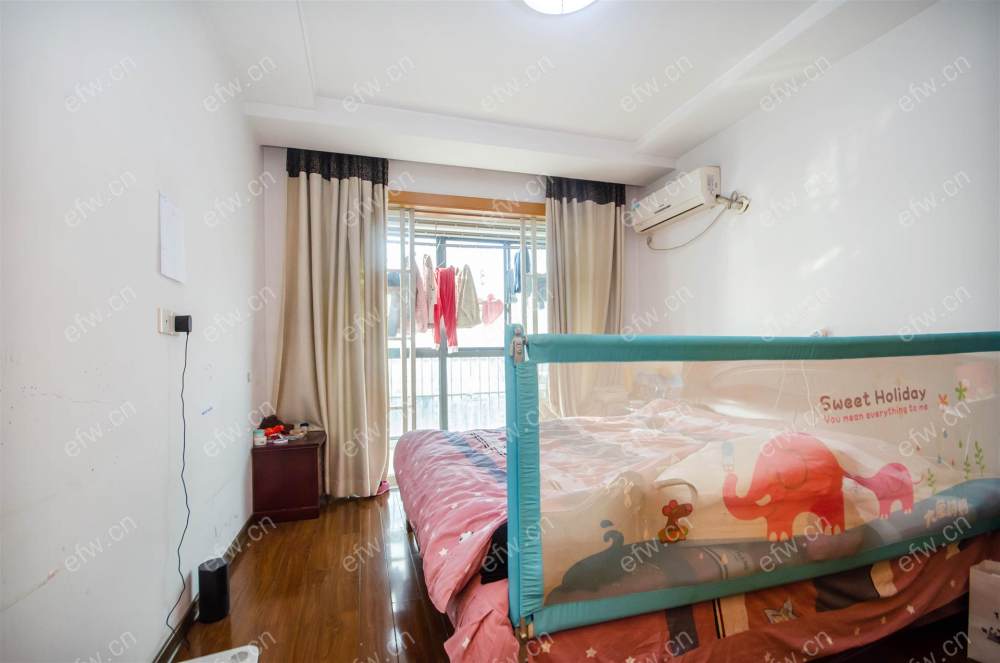 靠近地铁 在小区北门