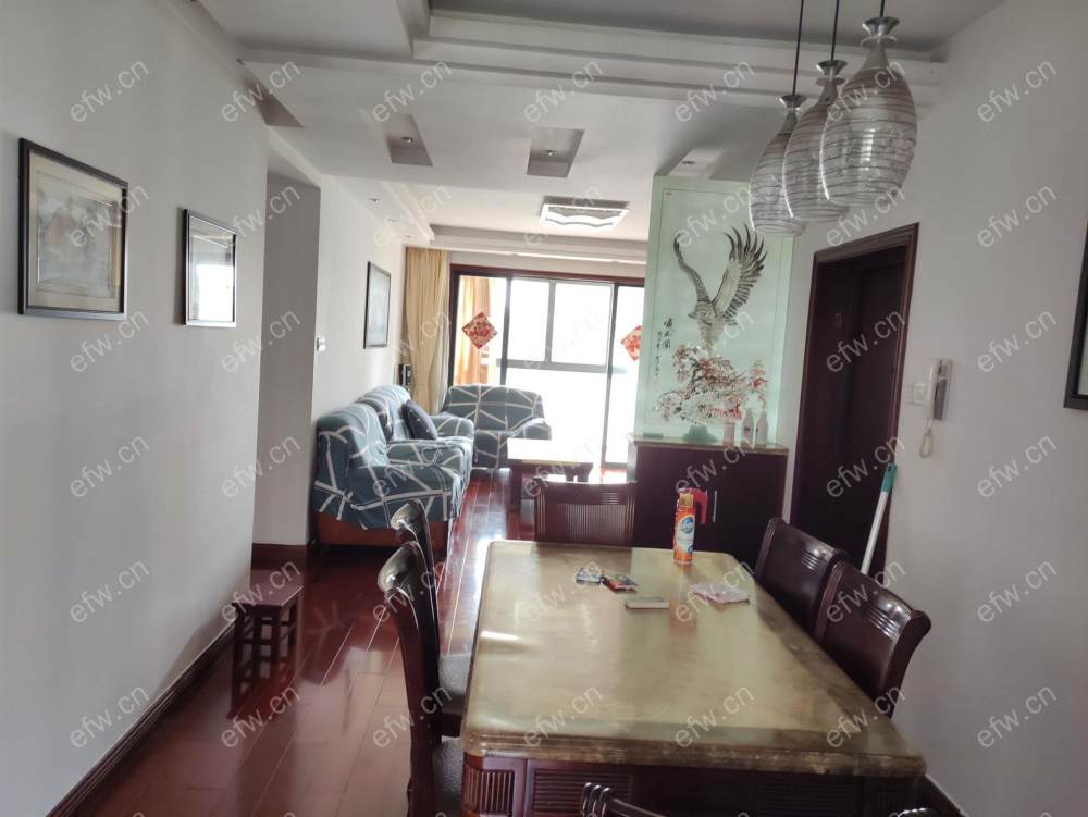 靠近门口