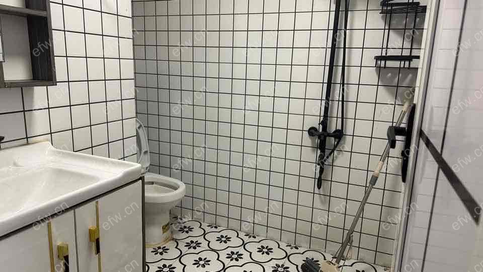 钱龙尊邸精装1室  随时看房 拎包入住