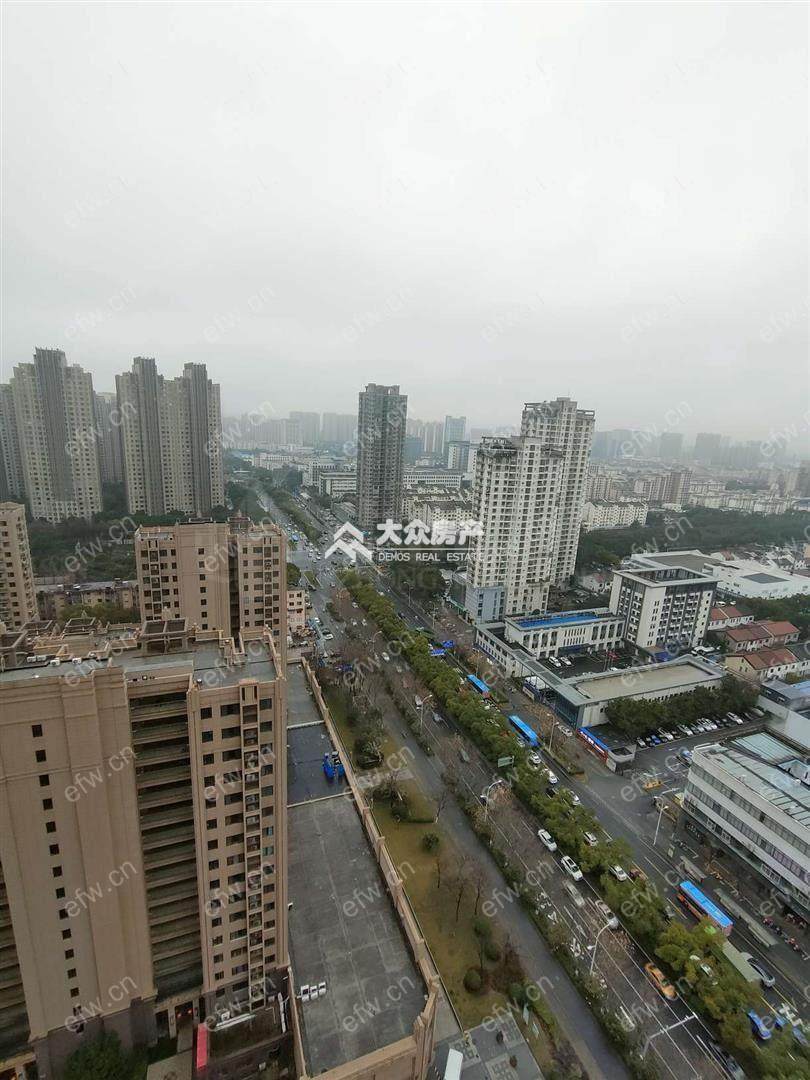 地铁口，精装小三房