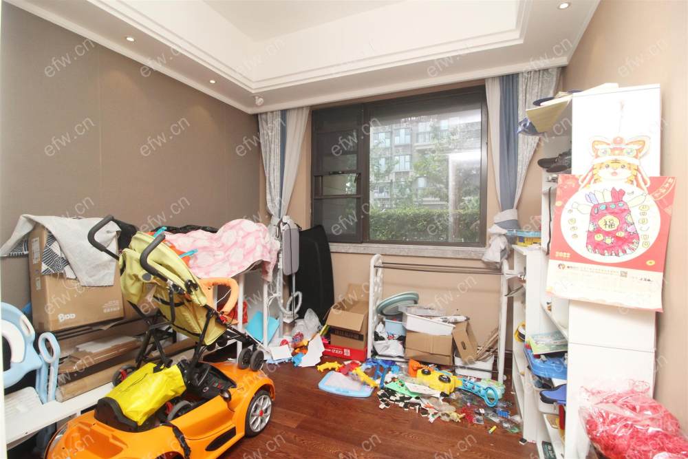 洋房带院子带地下室豪装天一名额