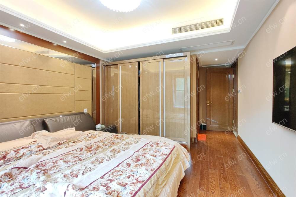 洋房带院子带地下室豪装天一名额