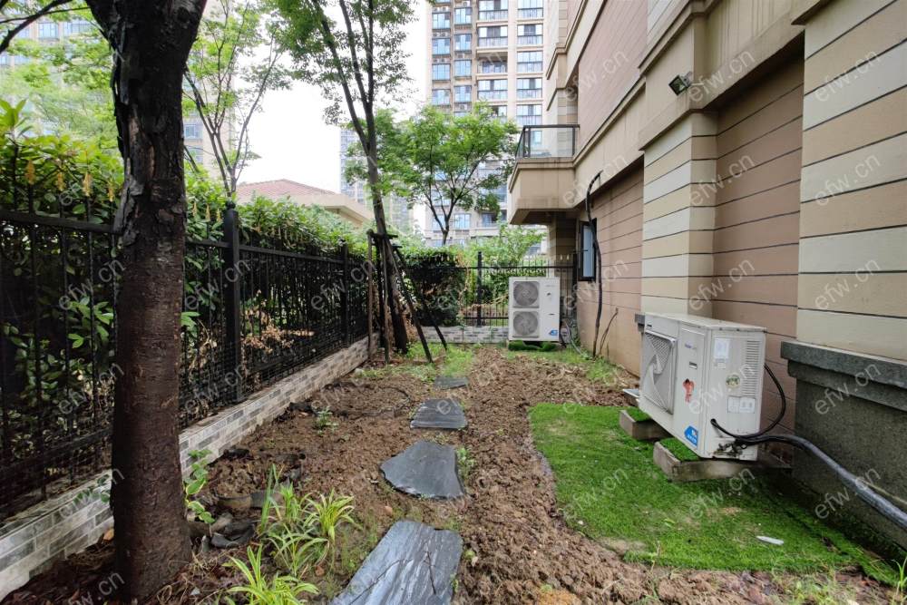 洋房带院子带地下室豪装天一名额