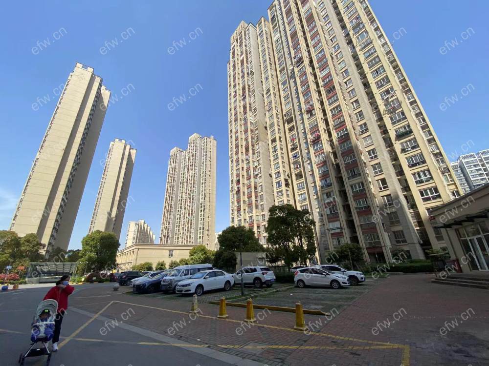 精装修。没住过人，拎包入住，不含土出