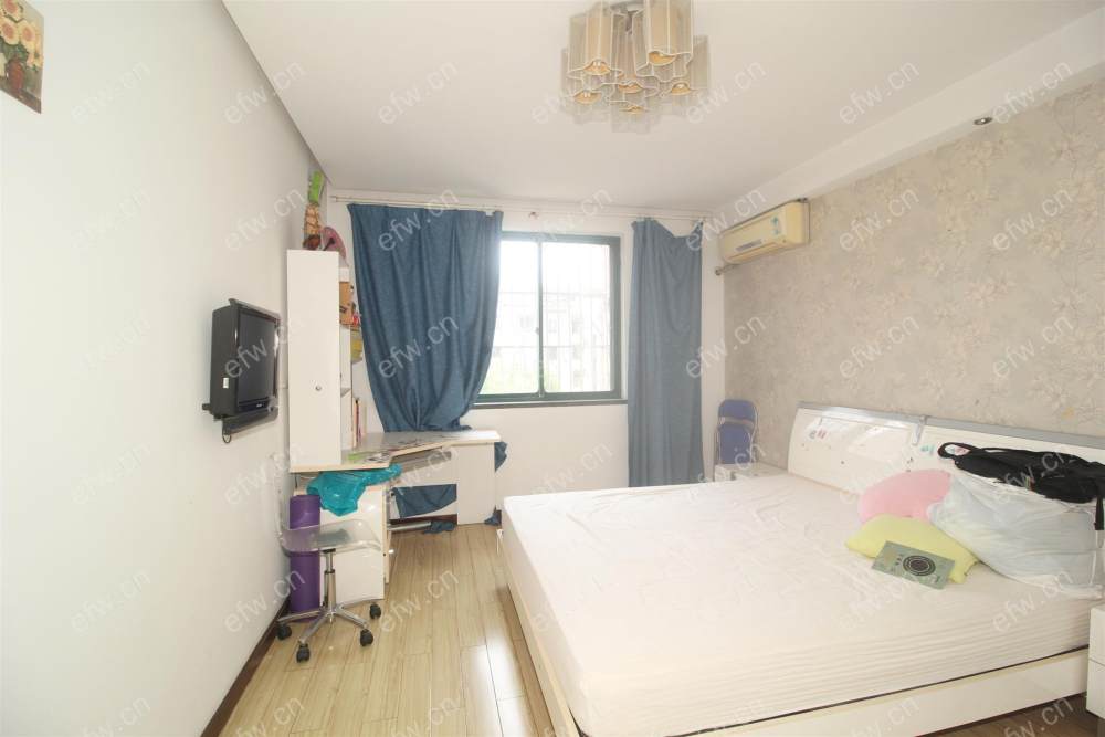 婚装全明东边户room房,village 格局工整合理