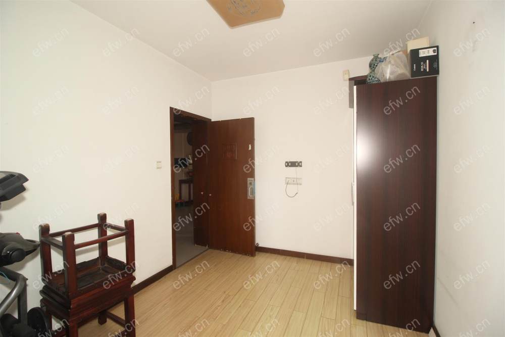 婚装全明东边户room房,village 格局工整合理