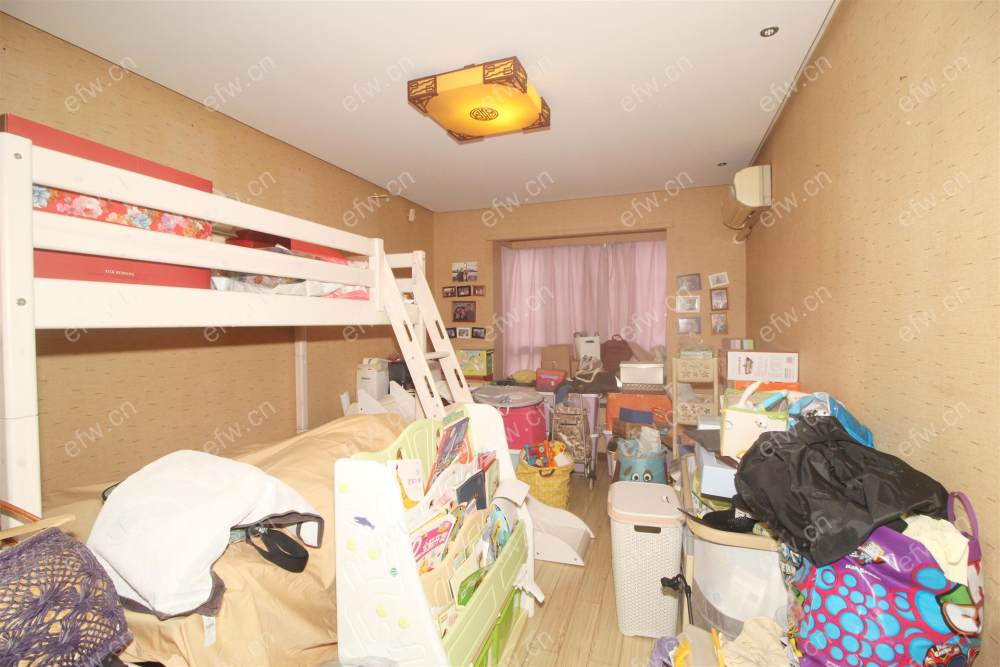 婚装全明东边户room房,village 格局工整合理