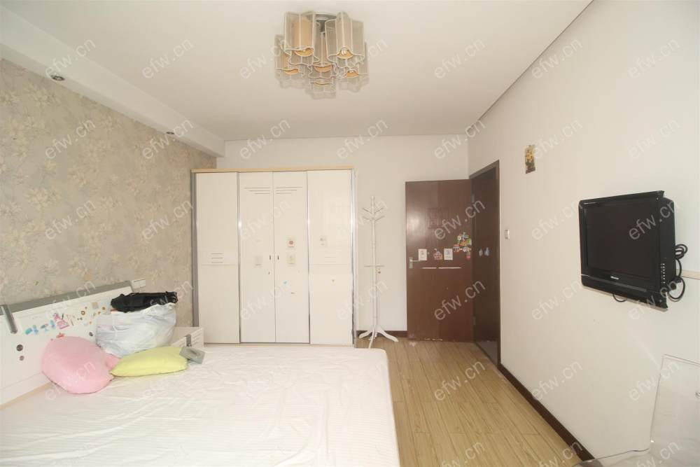 婚装全明东边户room房,village 格局工整合理