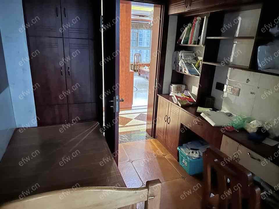 红星际广场（晶品公寓） 精装4室2厅 方便看房