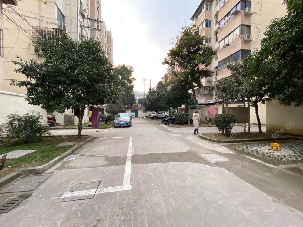 西园里三室一厅一卫出售，紧靠菜市场，满五唯 一