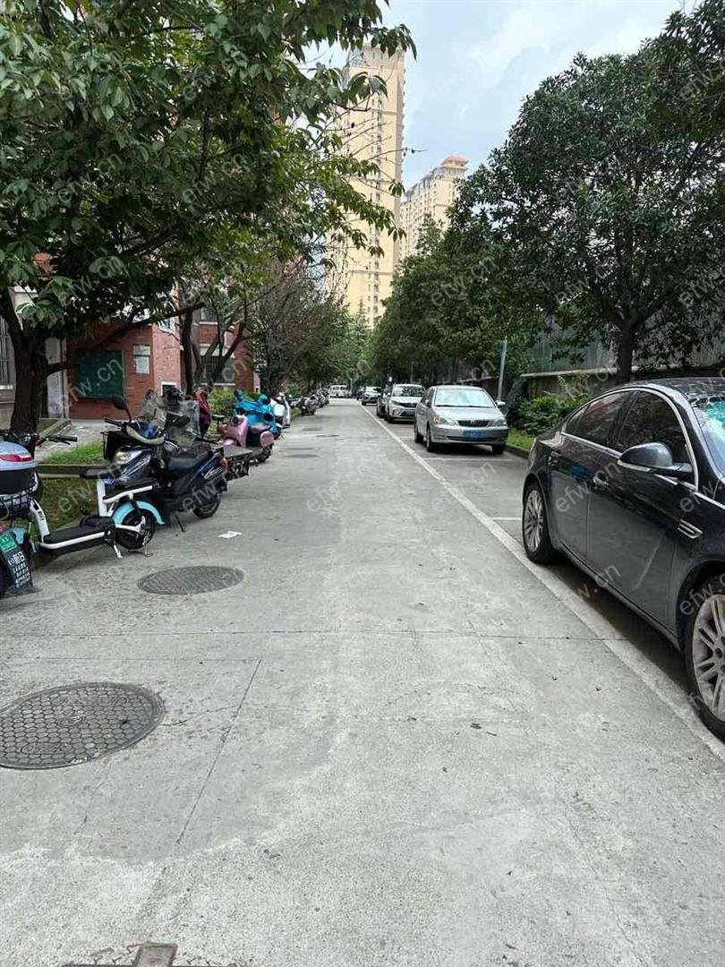 设施齐全，拎包入住，户型方正。