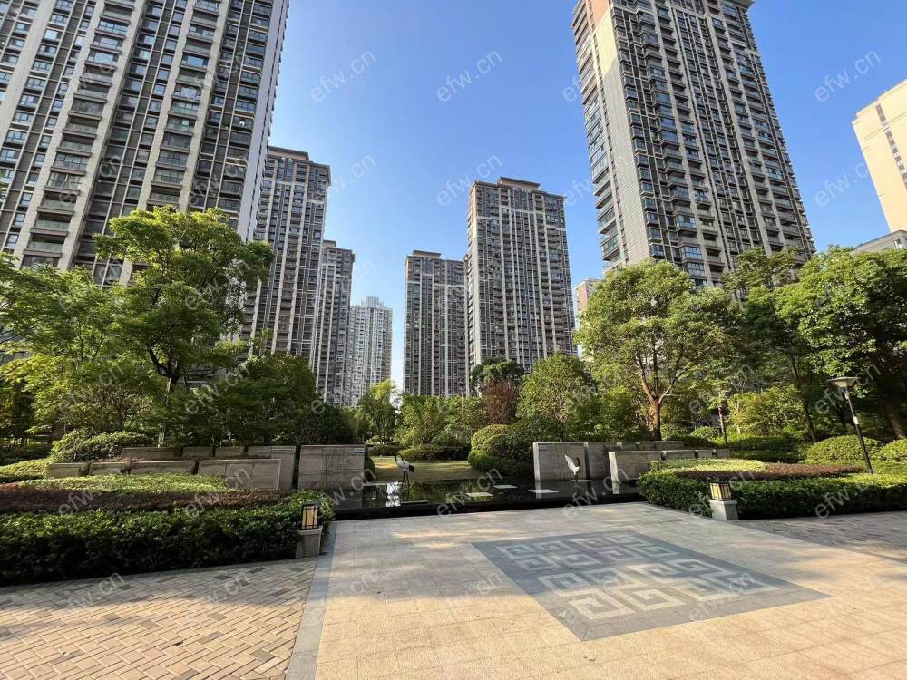 融创荣域 毛坯大三房 三开间朝南 南北仨阳台